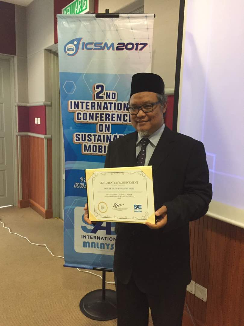 Prof Ir. Dr. Sapuan Salit dengan anugerah yang dimenanginya.
